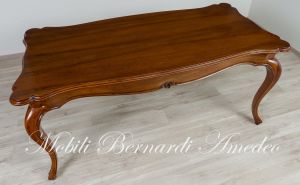 Tavolo realizzato in noce stile barocco con gambe curve e piano sagomato